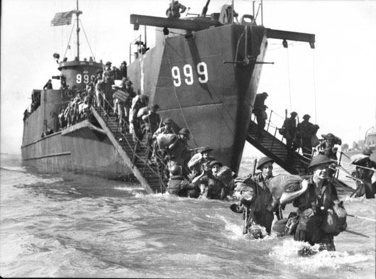 Men of the 2/14 Infantry Battalion wade ashore at Yellow Beach during the Oboe 2 operation (AWM 110436).